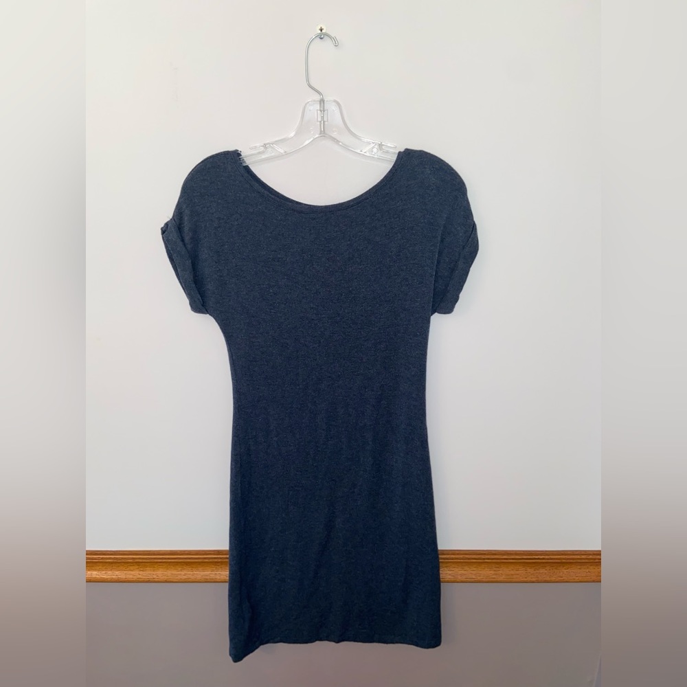 Dark blue form fitting dress. Size XS. Lou&Grey brand.